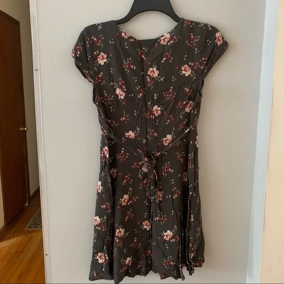 Aeropostale Short Sleeve Gray Floral Dress - Picture 2 of 5